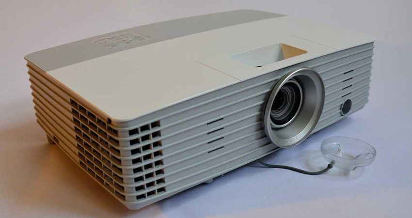 5 keys that you should look at when buying a cheap projector for your home
