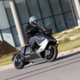 Why electric scooters and motorcycles don't have a long range?